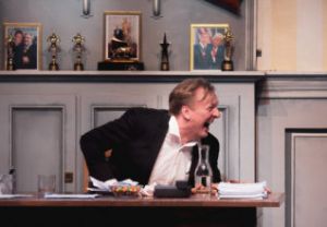 Aimo Räsäsestä löytyy kovuutta, kansankielellä sanottuna munaa. Hän tekee väkevän roolin TTT:n uutuusnäytelmässä Karvas pala. Räsänen hallitsee näyttämöä Barney Fein roolissa. (Kuva: Kari Sunnari)