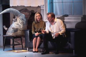 Suvi-Sini Peltola tekee koskettavan roolin Sondrana. Hän seuraa läheltä hirviömäisen esimiehensä Barney Feinin narsismia sekä naisten ja ulkomaalaisten halpamaista kohtelua, mutta hän ei menetä reagointiaan. (Kuva: Kari Sunnari)