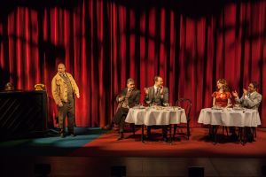 Kämp-kohtauksessa on jännitystä. Jani Johansson (Väinö Kokki), Esa Ahonen (Komisario Palmu), Eino Heiskanen (Toivo Virta), Henna Sormunen (Irma Vanne) ja Ville Orttenvuori (Kirjailija Laihonen) tähdittävät klassikkonäytelmää Seinäjoella tulevan näytöskauden ajan. (Kuva: Jukka Kontkanen)