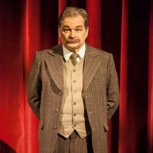 Näyttelijä Esa Ahonen ansaitsee kiitoksen siitä, että hänellä on halua, rohkeutta ja kykyä tulkita omanäköisesti Komisario Palmua. Ahonen ei kopio elokuvien äreästä Palmusta tuttua Joel Rinnettä. Pidän erityisesti ilonpilkkeestä, jonka Ahonen tuo varmavaistoisen Palmun olemukseen. (Kuva: Jukka Kontkanen)