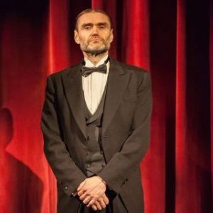 Jukka Puronlahti Brunon miespalvelijana, Batlerina on paljon vartijana Komisario palmun erehdys -dekkarikomediassa. Puronlahden karisma taiteilijana on parasta A-luokkaa. Kerrassaan loistava valinta tähän rooliin! (kuva: Jukka Kontkanen)