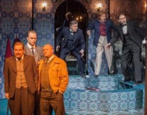 Lavasteet suunnitellut Kati Lamppu on huolehtinut piiruntarkasti siitä, että Komisario Palmun erehdyksessä on Mika Waltarin samannimiseen romaaniin taltioima epookki kohdallaan. Panu Raipia on ohjannut niin, että lakeuksien pääkaupungin teatterissa näyttämö on näyttelijöiden suvereenissa hallussa. Tässä poliisikolmikko ja murhatun Bruno Rygseckin läheiset äimistelevät ruumiin löytöpaikkaa. (Kuva: Jukka Kontkanen)