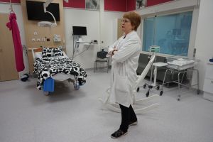 Tays Syntymäpaikan apulaisylilääkäri Outi Palomäki on tehnyt runsaat kymmenen vuotta kehitystyötä nyt avattavien modernien tilojen hyväksi. Hänen mukaansa Taysissa on nyt maamme parhaat tilat äitiyspoliklinikalla, raskaana olevien vuodeosastolla, naistentauti- ja raskauspäivystyksellä, synnytysosastolla sekä vastasyntyneiden tehohoitoyksiköllä. (Kuva: Matti Pulkkinen)