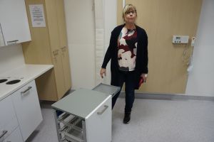Tuki- ja liikuntaelinsairauksien osasto 1:n osastonhoitaja Hanna Aho arvostaa sitä, että D-rakennuksen arkkitehdit ja kaikki suunnitteluun osallistuneet ovat kuunnelleet tarkalla korvalla hoitohenkilökunnan toiveita. (Kuva: Matti Pulkkinen)