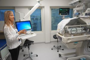 Perhekeskeisyys toteutuu täydellisesti 14. päivänä tammikuuta käyttöön otettavassa vastasyntyneiden tehohoitoyksikössä. Apulaisosastonhoitaja Heidi Auno korostaa sitä, että vauva, äiti ja isä voivat olla yhdessä. (Kuva: Matti Pulkkinen)