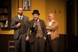 Poliisikolmikko huolehtii siitä, että ainutlaatuinen Mika Waltarin dekkari tuodaan elävästi myös 2020-luvun ihmisille. Eino Heiskanen (vas.) etsivä Virtana, Esa Aho Komisario Palmuna ja Jani Johansson etsivä Korkkina viljelevät kauhunimpariiriä, luovat jännitystä ja tarjoilevat leppoisaa huumoria. Kolmikko takaa senkin, että ovelat juoninkäänteet omat makoisia. (Kuva: Jukka Kontkanen)