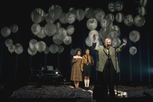 Hitler ja Blondi -näytelmässä ilmapallot ovat keskeisessä roolissa Hitlerin mielenmaiseman kuvaajana. (Kuva: Kari Sunnari)