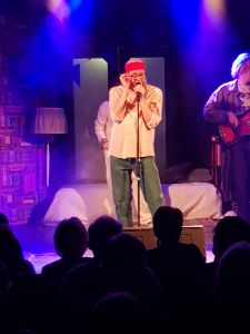 Matti Mikkonen antaa äänensä Suomen Musiikkiteatterin Viidestoista yö -musikaalissa päähenkilölle Juicelle. Mannaa korville ja iloa silmille! (Kuva: Matti Pulkkinen)