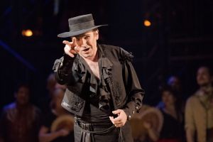 Machomaisen Escamillon roolin tekee baritoni Tommi Hakala. Hän on solistien aatelia Tampereen Carmenissa. (Kuva: Petri Nuutinen) 