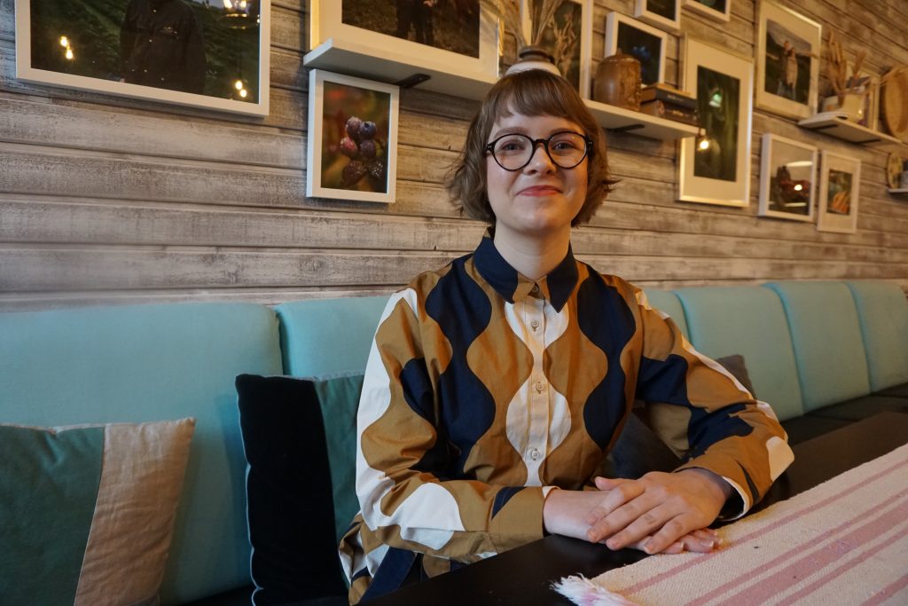 Etsivä-Ilona on ylöjärveläisten demarien vastaus nuorten aktivoimiseksi kunnalliselämään. Insinööri-opiskelijaIlona Pitkänen tapaa loppu vuoden ajan ylöjärveläisiä nuoria kannustaakseen heitä vuoden 2021 kuntavaaleihin. (Kuva: Matti Pulkkinen)