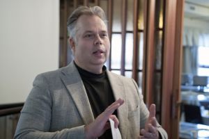 Pälkäneläisen Niitty-Seppälän isäntä Jukka Kittilä korostaa, että jos hän ei saisi noin 70 varsinaista ulkomaalaista työntekijää sadonkorjuuseen, heittäisi tämä huomattavia haasteita. Vastoin yleistä luuloa mansikanpoiminta ei ole työtä, jota jokainen osaisi tai pystyisi tekemään. (Kuva: Sydän-Hämeen Lehden arkisto)