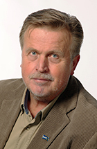 Pirkanmaan kansanedustajien puheenjohtaja Veijo Niemi herättelee joukkoja puolustamaan Coxaa ja Sydänsairaalaa.