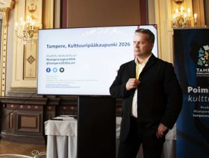 Luova johtaja Juha Hemanus muistuttaa, että todellinen työ Tampereella ja Pirkanmaalla käynnistyy, jos Tampere ja Pirkanmaa valitaan jatkoon kesäkuussa. Hänen mukaansa pohjatyö on tehty korkeatasoisesti. - Erityisesti ilahduttaa, että niin laaja joukko ihmisiä, yhdistyksiä, yhteisöjä ja yrityksiä on tarttunut asiaan, hän kiittää. (Kuva: Juha Hemanuksen arkisto)