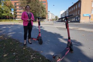 Ruut-Maaria Rissanen pyytää, etteivät kansalaiset asettaisi liikkumisen eri vaihtoehtoja vastakkain. Hänen mukaansa sujuvan liikenteen turvaaminen edellyttää rohkeita tulevaisuuden tekoja. Myönteinen trendi on, että pirkanmaalaiset haluavat käyttää entistä enemmän lähijunia. (Kuva: Matti Pulkkinen)