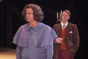 Kirsimarja Järvinen saa täyden kympin roolityöstään siveyden sipulina. Arttu Ratinen kunnostautuu sanansäilällään. (Kuva: Harri Hinkka)