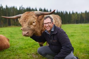 Erikoislihalla on hyvä menekki Pirkanmaalla ja pääkaupunkiseudulla. Juupajoella Metsäojan tilalla on keskitytty Highland Cattle -rotuun lihantuotannossa. Pertti Pasuri hyvittelee pörröistä nautaa. (Kuva: Matsäojan tila)