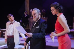 Virkaiältään nuoret ja vanha näyttelijä osoittavat Tampereen Teatterin taiteellisen henkilökunnan korkean tason. Antti Tiensuu Anthony Marstonina ja Pia Piltz (oik.) Vera Claythornena tekevät laadukasta työtä Ei yksikään pelastunut -dekkarissa. Konkari Jukka Leisti on avainroolissa Sir Lawrence Wargravena. (Kuva: Kari Hinkka)