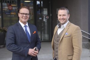 Etelä-Pirkanmaalla asunnot tekevät hyvin kauppansa. Etelä-Pirkanmaan Osuuspankin toimitusjohtaja Juha Luomala (vas.) korostaa, etteivät asiakkaat joudu odottamaan lainapäätöstä eikä luotonnostamista. Kuvassa on myös varatoimitusjohtaja Tuomo Småtti. (Kuva: Akaan Seutu)