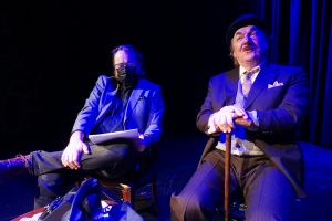 Ohjaaja Panu Raipia (vas.) ja Aimo Räsänen (komisario Palmu) uskovat, että täysin uusi Palmu-näytelmä kiinnostaa suuresti suomalaisia. He kehuvat kilvan Waltarin tekstiä, jota Joel Elstelä on jalostanut. (Kuva: Matti Pulkkinen)