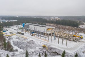 Lempäälässä toimiva Suoraman Elementti Oy valmistaa betonielementit. Kotimaakunnassa valmistettavat elementit käytetään vain Pirkanmaalla rakennettaviin omakotitaloihin. 