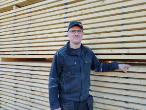 Jarmo Jaakkola sahaa ja höylää. Keväälle on ominaista, että metsänomistajat sahauttavat tuulenkaatoja ahkerasti. (Kuva: Jarmo Jaakkolan albumi)