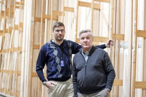 Lempääläisen Lauta Oy:n toimitusjohtaja Juho Kallonen ja hallituksen puheenjohtaja Hannu Kallonen pohtivat, ettei puunhinta ole ollut näin korkealla tasolla koskaan aiemmin. He pelkäävät, että sahatavarasta tulee vielä niukkuutta. (Kuva: Helena Mäkinen)