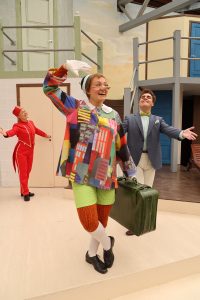 Panu Raipian ohjauksessa Hotelli Satuhahmon vieraat ovat piristävässä vauhdissa. (Kuva: Harri Hinkka)