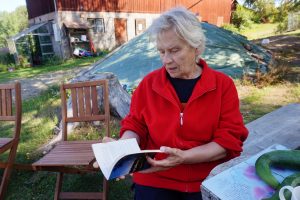 Yläkuu ja alakuu - Ajoituksen taito suomalaisessa kansanperinteessä -teos kuuluu Rauha Taipaleen mielestä suomalaisten kansalaistaitoihin. Tämä kirja sisältää tärkeitä niksejä, joita toteuttamalla muun muassa kotitarveviljelijä onnistuu tehtävässään. Sato palkitsee. (Kuva: Matti Pulkkinen)