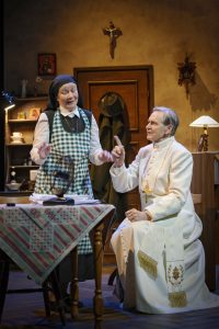 Ulla Koivurannan rooli sisar Birgittana on hyvä mauste kolmetuntisessa näytelmässä. Kohtaus kuvaa paavin inhimillisyyttä. (Kuva: Otto-Ville Väätäinen)