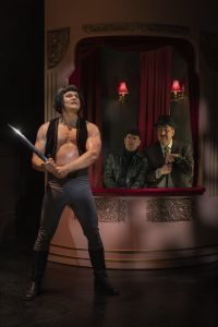 Jere Riihinen taiteilija Lautanteränä pitää huolen siitä, että näyttämöllä sattuu ja tapahtuu. Riihinen hyppää tällä roolityöllään uuselle tasolle. Upeata työtä! (Kuva: harri Hinkka)