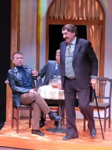 30-vuotias Tampereen Komediateatteri avaa juhlakautensa historiallisen komeasti. Se kantaesittää ainutlaatuisen Levätkää rauhassa, komisario Palmu -näytelmän, joka on Mika Waltarin kirjoittama ja hänen tyttären poikansa Joel Elstelän loppuunsaattama käsikirjoitus. Komediateatterilaiset odottavat, että suomalaiset Palmu-fanit lähtevät ahkerasti Tampereelle teatteriin. Nimiroolissa on Aimo Räsänen. Kokkina nähdään Risto Korhonen. Mikko Vaismaa tekee henkilöhistoriaa ja näyttelee ensimmäisen kerran. Hän vastaa Virran osasta. Odotettu ensi-ilta on 15. syyskuuta. (Kuva: Matti Pulkkinen)