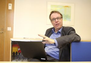 - Miten Pirkanmaan hyvinvointialue käyttää kahden miljardin euron budjettinsa - siinä kysymys, muutosjohtaja Jukka Alasentie sanoo. Hänen mielestään puolueiden vaaliohjelmat ovat hyvin tyypillisiä. (Kuva: Matti Pulkkinen)