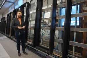 Tällä hetkellä musta on suuressa huudossa ikkunoiden värimaailmassa. Sitä edelsivät harmaan ja valkean valtakaudet. Toimitusjohtaja Olli Toiviainen sanoo, että lähitulevaisuudessa ikkunoissa aletaan leikitellä eri väreillä.