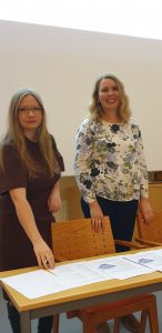 Piia Nurmela (oik.) ja Sirpa Pursiainen takasivat KD:n mukanaolon sopimuksessa. (Kuva: Jari Porraslampi)