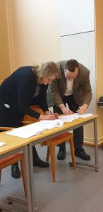 Tuukka Liuha ja Minna Sarvijärvi laittoivat nimensä sopimukseen. (Kuva: Jari Porraslampi)