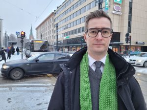 Sitran kestävyysratkaisut -teeman vanhempi asiantuntija Oras Tynkkynen sanoo, ettei ilmastonmuutos saa olla kaupunkeja ja maaseutua eottava asia. Hänen mielestään niiden välille syntyneet raja-aidat on onnistuttava kaatamaan. Tavoitteet ovat yhtäläiset kaikkialla. (Kuva: Matti Pulkkinen)