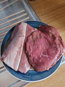 - Punaisen lihan kulutuksessa voimme suosia kotimaista lihaa ja vähentää tuontilihan syömistä, Oras Tynkkynen vinkkaa. Kuvassa on pirkanmaalaista hirvenlihaa. (Kuva: Matti Pulkkinen)