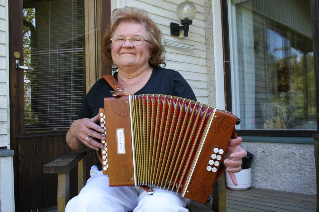 Harmonikkataiteilija Anja Maijala on poissa. Kotimaassa ja kansainvälisestikin tunnettu yksi- ja kaksirivisten harmonikkojen mestari tunnettiin niin kansanmusiikin kuin kansanperinteen vankkumattomana puolustajana ja kannattajana. (Kuva: Matti Pulkkinen)