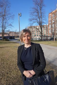 Pirkanmaan liiton maakuntajohtaja Anna-Mari Ahonen korostaa, ettei saavutettavuus ole vain nopeutta. Hänen mukaansa saavutettavuus on myös liikenteen sujuvuutta, toimintavarmuutta, välityskykyä ja riittävien yhteyksien tarjontaa operaattoreilta. (Kuva: Matti Pulkkinen)