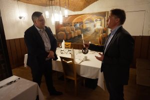 Tampereen ylioppilastalon tulevaisuus alkaa hahmottua. Jos kaikki asiat etenevät nykyisten suunnitelmien mukaan, Sasky aloittaa omistukseensa siirtyvän arvotalon remontoinnin vuonna 2024. Kuntayhtymäjohtaja Antti Lahti (oik.) antoi maanantaina saunakauhan toimitusjohtaja Jaakko Sinivuorelle, jonka johtamasta Aleksin Ravintolat Oy:stä tulee Saskylle keskeinen yhteistyökumppani. Sasky ja Aleksin Ravintolat ovat solmineet strategisen aiesopimuksen yhteistyöstä. (Kuva: Matti Pulkkinen)