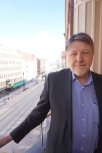 Aluehallituksen puheenjohtaja Kari-Matti Hiltunen korostaa, että strategian sanoman on oltava ymmärrettävä. - Lisäksi strategian on oltava niin houkuttava, että ihmiset lukevat sen halusta läpi. (Kuva: Matti Pulkkinen)