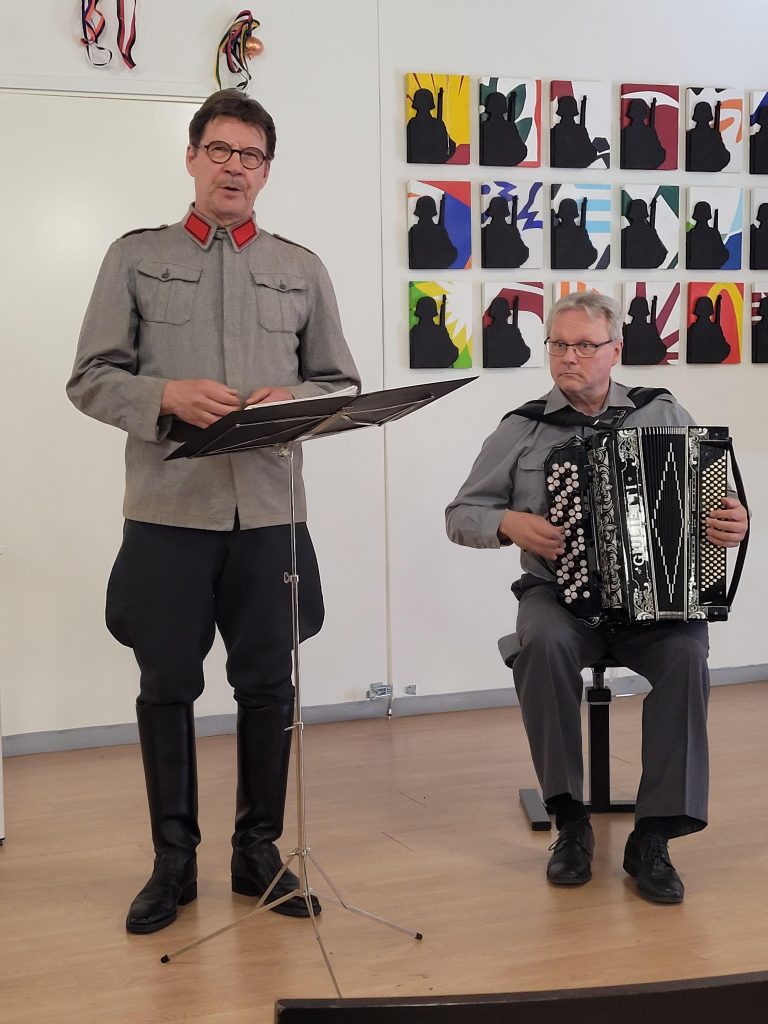 Urkin Piilopirtin Kesäkonsertti oli ajassa. Baritoni Raimo Laukka tulkitsi sota-ajan lauluja harmonikkataiteilija Jarmo Tinkalan säestyksellä tiistai-iltaisessa konsertissa. Ohjelma oli runsas. Tulkinnat korkeatasoisia. (Kuva: Matti Pulkkinen)