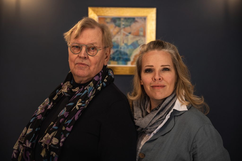 Ylöjärveläisen artistin Pasi Kauniston nousukiitoinen laulajan ura alkoi 1960-luvulla. Pellavapäästä tuli Suomen kansan rakastama ja arvostama laulutaiteilija. Tytär Milja Kaunisto on ansioitunut historiallisten romaanien kirjoittajana, esiintyvänä taiteilijana sekä säveltäjänä ja sanoittajana. Milja Kaunistolta ilmestyy lähiviikkoina kattava elämäkerta Pasi-isästään. Kirjailijan mukaan teos on värikäs ja elämänmakuinen sekä ennenkaikkea rehellinen. (Kuva: Gummerus)