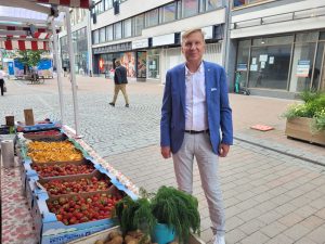 - Yrittäjille on tarjolla paljon ja laadukasta apua. Moni valtakunnalliseksi painut palvelu on syntynyt nimenomaan Pirkanmaalla. Esimerkiksi Yrityskummien toiminta on lisääntynyt valtavasti. Hallituspartnereiden työlle on kasvava kysyntä, Pasi Mäkinen sanoo. Hän on mukana näissä yhteisöissä. (Kuva: Matti Pulkkinen)