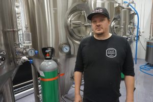 Kauppias Petri Putilan mielestä modernia ruokakauppaa on kehitettävä koko ajan. Hänellä on marketissaan jäätelötehdas, kahvipaahtimo, leipomo sekä panimo. Uudet ideat ovat koko ajan tervetulleita. (Kuva: matti Pulkkinen)