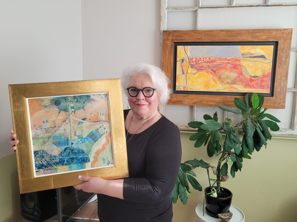 Kaksi viime vuotta kuvataiteilija Irmeli Kaunisto on maalannut täysin uudenlaisella tekniikalla. Hän omaksui uuden ilmaisutavan verkossa, kun hän opiskeli professori Nicholas Wiltonin johtamissa CVP-Programmissa jaArt Live Academyssa. Hänen Oriveden näyttelynsä muodostuu kymmenistä töistä, jotka ovat taiteilijan eri vuosilta ja vuosikymmeniltä.