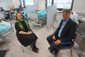 Kuntayhtymäjohtaja Antti Lahti ja Kolmostien Terveys Oy:n toimitusjohtaja Marika Nevanpää ovat tehneet tuloksellista yhteistyötä sote-ammattilaisten saamiseksi. Lahti ja Nevanpää uskovat, että uutukainen hanke onnistuu, ja se näyttää esimerkkiä muun muassa hyvinvointialueille. (Kuva: Matti Pulkkinen)