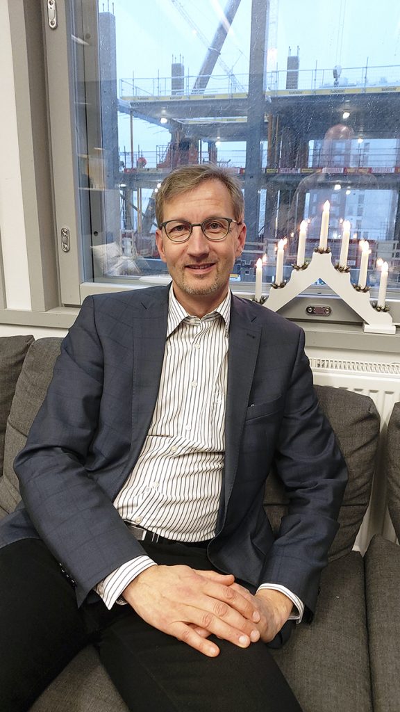 Ylöjärven kaupunginvaltuuston kokoomuksen valtuustoryhmää johtava Peer Haataja sanoo tiukasti, ettei puolue eikä ryhmä ole ollut syrjäyttämässä hyvää työtä valtuuston puheenjohtajana tehnyttä Juho Ojaresta. Haatajan mukaan kokoomuskollegat ovat halunneet Ojarekselle huilipaussin, jotta hän saa purettua ylikuormituksensa. Hänen mukaansa niin kokoomuksen kuin muiden valtuustoryhmien jäsenet seisovat Ojareksen takana.