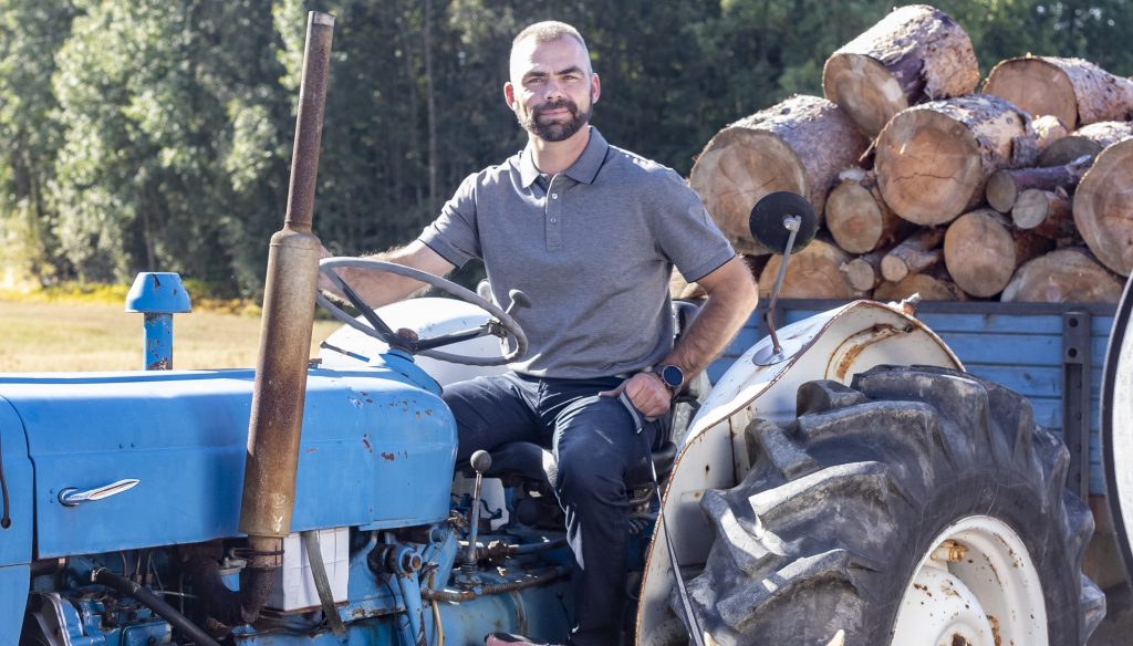 Ylöjärven kaupunginhallituksen puheenjohtaja Mauri Heiska (ps.) kiittää yhteistyötään Juho Ojareksen kanssa. - Juhon kanssa olemme rakentaneet tiiviin ja toimivan yhteistyön. Odotan miehen paluuta remmiin. (Kuva: Rami Marjamäki)