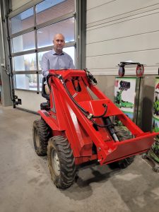 Avant-monitoimikuormaajia on valmistettu jo 32 vuoden ajan. Niiden väri on vaihtunut punaisesta persoonalliseksi vihreäksi. Myynti- ja markkinointijohtaja Jukka Kytömäki kertoo, että asiakkaat hankkivat vieläkin varaosia kolme vuosikymmentä sitten hankkimiinsa monitoimikuormaimiin. (Kuva: Matti Pulkkinen)